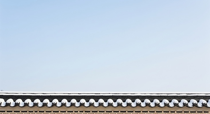 JPG 편집이미지 전통 겨울 자연 하늘 지붕 한옥 한국 풍경 맑음 문화재 흰색 눈 조화 뷰티풀 편집실사 AI포토 AI콘텐츠 자연요소 한국전통 계절 아시아 컬러 고건축 날씨 CG 생태계 파일형식