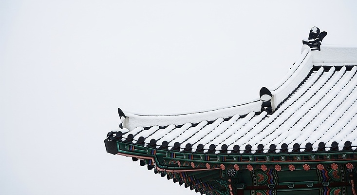 JPG 편집이미지 전통 건축 문화 겨울 자연 지붕 한국 풍경 건물 고요 흰색 눈 뷰티풀 소복 편집실사 AI포토 AI콘텐츠 자연요소 건축물 계절 아시아 컬러 날씨 CG 생태계 파일형식