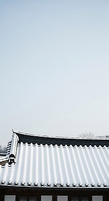 JPG 편집이미지 전통 문화 겨울 자연 아침 지붕 한옥 한국 풍경 햇빛 평화 고요 눈 장면 뷰티풀 편집실사 AI포토 AI콘텐츠 주간 자연요소 한국전통 계절 아시아 컨셉 고건축 날씨 태양 CG 생태계 파일형식