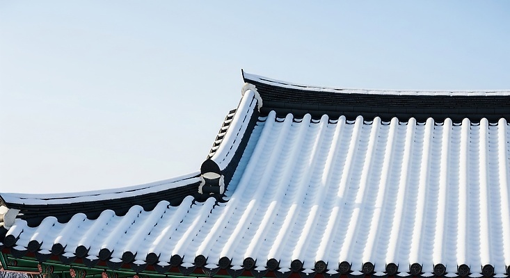 JPG 편집이미지 전통 건축물 고건축 겨울 자연 지붕 한국 풍경 평화 눈 대칭 뷰티풀 편집실사 AI포토 AI콘텐츠 자연요소 계절 건축 아시아 컨셉 날씨 CG 생태계 파일형식