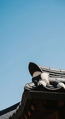 JPG 편집이미지 전통 건축 문화 곡선 자연 하늘 지붕 한옥 한국 기와 일상 고요 역사 뷰티풀 편집실사 AI포토 AI콘텐츠 한국전통 아시아 선 고건축 라이프 CG 생태계 파일형식