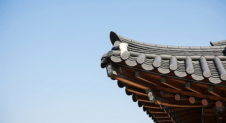 JPG 동물 편집이미지 전통 문화 여유 고건축 지붕 한옥 한국 여름 고양이 관찰 편안함 오브젝트 편집실사 AI포토 AI콘텐츠 한국전통 건축물 계절 감정 아시아 포유류 모션 반려동물 감각 CG 파일형식