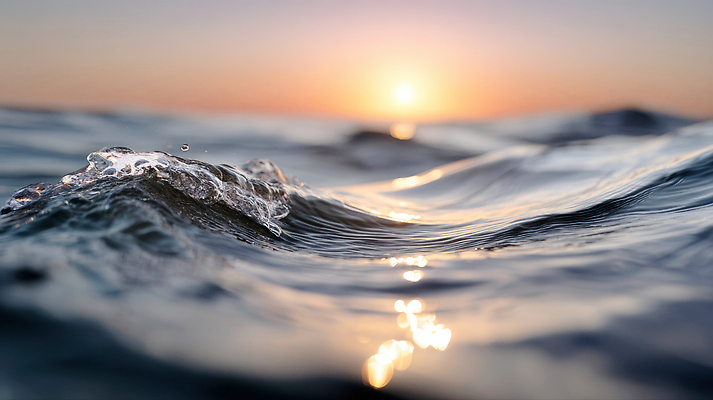 JPG 편집이미지 물결 파도 바다 컬러 자연 하늘 풍경 물 태양 반사 평화 일몰 물방울 수면 저녁 편집실사 AI포토 AI콘텐츠 자연요소 컨셉 노을 야간 CG 생태계 파일형식