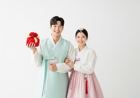 JPG 편집이미지 전통 커플 옷 여자 명절 남자 행복 문화 포장 한국 선물 추석 다정 한복 뷰티풀 의료성형뷰티 편집실사 AI인물포토 AI콘텐츠 한국전통 기념일 감정 아시아 컨셉 관계 사람 전통의상 CG 파일형식 AI포토