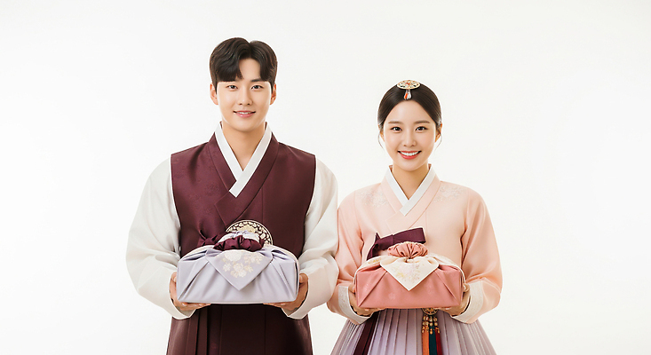 JPG 편집이미지 전통 옷 명절 행복 문화 기념 한국 선물 웃음 추석 축하 한복 의료성형뷰티 편집실사 AI인물포토 AI콘텐츠 한국전통 기념일 감정 아시아 컨셉 표정 전통의상 CG 파일형식 AI포토