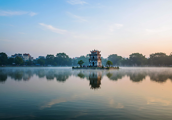 JPG 편집이미지 호수 자연 아침 풍경 물 햇빛 반사 고요 수면 신비 베트남 뷰티풀 하노이 편집실사 AI포토 AI콘텐츠 주간 자연요소 컨셉 태양 동남아시아 CG 생태계 파일형식