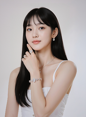 JPG 모델 편집이미지 드레스 여자 패션 포즈 장신구 미소 빛 카메라 촬영 매력적 우아함 보석 뷰티풀 의료성형뷰티 스타일 편집실사 AI인물포토 AI콘텐츠 옷 컨셉 표정 사람 전자제품 광석 CG 파일형식 AI포토