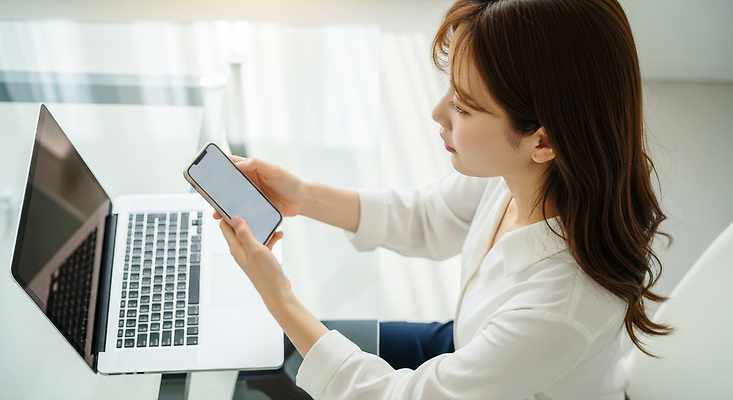 JPG 편집이미지 여자 탁자 직장 기술 노트북 전자제품 핸드폰 사무실 환경 업무 작업 알림 집중 모던 의료성형뷰티 편집실사 AI인물포토 AI콘텐츠 가구 컨셉 회사 비즈니스 사람 CG 파일형식 AI포토