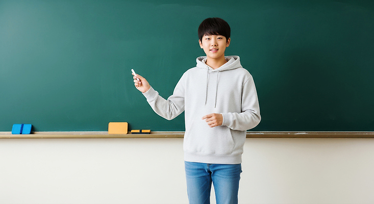 JPG 편집이미지 학생 교육 남자 교실 청소년 수업 설명 학습 칠판 발표 분위기 강의 교구 의료성형뷰티 편집실사 AI인물포토 AI콘텐츠 컨셉 학교 모션 사람 CG 파일형식 AI포토