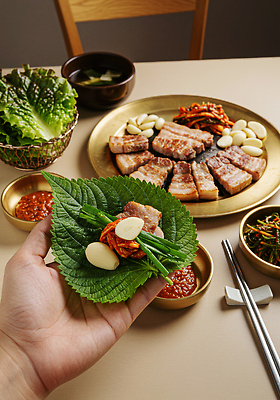 JPG 편집이미지 한식 반찬 마늘 육류 요리 식사 저녁 상추 구이 쌈 삼겹살 쌈장 파 쌈채소 의료성형뷰티 맛있는 편집실사 AI인물포토 AI콘텐츠 음식 채소 식재료 돼지고기 양념 야간 CG 파일형식 AI포토