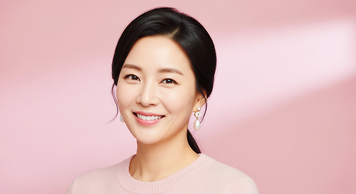 JPG 편집이미지 여자 얼굴 분홍색 포즈 백그라운드 미소 분위기 우아함 화사함 뷰티풀 의료성형뷰티 스타일 편집실사 AI포토 AI인물포토 AI콘텐츠 컬러 컨셉 표정 사람 신체부위 CG 파일형식