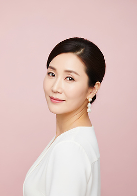 JPG 편집이미지 헤어스타일 여자 조명 미소 귀걸이 분위기 우아함 뷰티풀 디지털아트 의료성형뷰티 스타일 분홍색배경 편집실사 AI포토 AI인물포토 AI콘텐츠 분홍색 백그라운드 컨셉 장신구 표정 사람 CG 파일형식