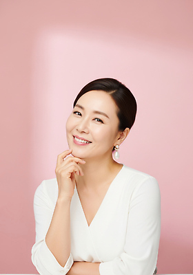 JPG 편집이미지 손 여자 감정 분홍색 백그라운드 셔츠 표정 미소 뷰티 사진촬영 우아함 턱 의료성형뷰티 스타일 편집실사 AI포토 AI인물포토 AI콘텐츠 컬러 컨셉 상의 사람 신체부위 촬영 CG 파일형식