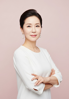 JPG 편집이미지 여자 패션 분홍색 포즈 백그라운드 짧은머리 미소 귀걸이 촬영 자신감 우아함 편안함 의료성형뷰티 스타일 편집실사 AI포토 AI인물포토 AI콘텐츠 헤어스타일 감정 컬러 컨셉 장신구 표정 사람 감각 CG 파일형식