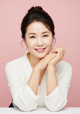 JPG 편집이미지 헤어스타일 손 여자 감정 얼굴 분홍색 포즈 백그라운드 따뜻함 미소 웃음 자신감 편안함 소통 뷰티풀 의료성형뷰티 편집실사 AI포토 AI인물포토 AI콘텐츠 컬러 컨셉 표정 사람 신체부위 감각 CG 파일형식