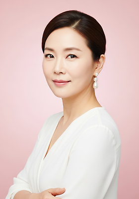 JPG 편집이미지 여자 패션 조명 표정 미소 카메라 귀걸이 흰색 발전 고급 우아함 진주 뷰티풀 의료성형뷰티 스타일 편집실사 AI포토 AI인물포토 AI콘텐츠 컬러 컨셉 장신구 사람 전자제품 보석 CG 파일형식