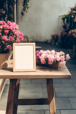 JPG 편집이미지 꽃 꽃다발 자연 장식 인테리어 정원 분위기 꽃집 오브젝트 나무탁자 자아 아기자기 편집실사 AI포토 AI콘텐츠 식물 디자인 컨셉 탁자 상점 CG 생태계 파일형식