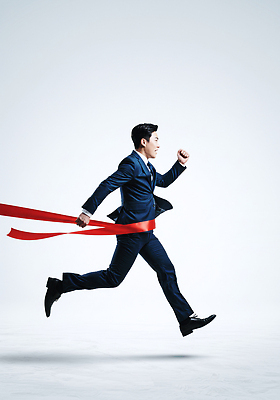 JPG 편집이미지 남자 포즈 비즈니스 모션 성공 정장 달리기 에너지 도전 힘찬 의료성형뷰티 세련 편집실사 AI인물포토 AI콘텐츠 옷 컨셉 사람 CG 파일형식 AI포토