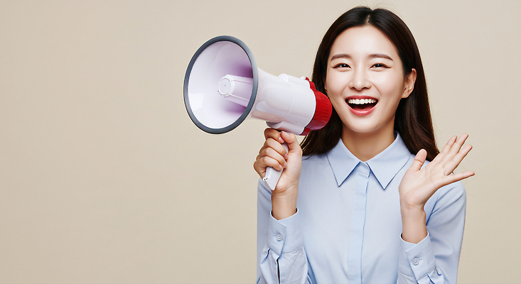 JPG 편집이미지 옷 여자 감정 백그라운드 모션 대화 웃음 이벤트 친구 확성기 즐거움 소통 긍정적 의료성형뷰티 스타일 편집실사 AI인물포토 AI콘텐츠 컨셉 관계 표정 말하기 사람 CG 파일형식 AI포토