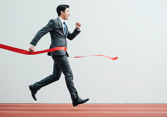 JPG 편집이미지 남자 스포츠 성공 정장 경기 달리기 경쟁 기쁨 목표 노력 결승선 자부심 의료성형뷰티 편집실사 AI인물포토 AI콘텐츠 옷 감정 컨셉 모션 사람 CG 파일형식 AI포토