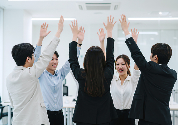 JPG 편집이미지 손 행복 성공 회의 협력 기념 직장 웃음 사무실 전문직 결과 높이 동료 의료성형뷰티 편집실사 AI인물포토 AI콘텐츠 직업 감정 컨셉 회사 비즈니스 관계 표정 신체부위 CG 파일형식 AI포토