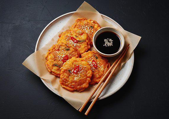 JPG 편집이미지 전통 한식 재료 고추 디저트 요리 식사 소스 맛 전 간장 깨 다과 해물파전 바삭바삭 편집실사 AI포토 AI콘텐츠 음식 컨셉 채소 식재료 양념 조미료 CG 파전 파일형식