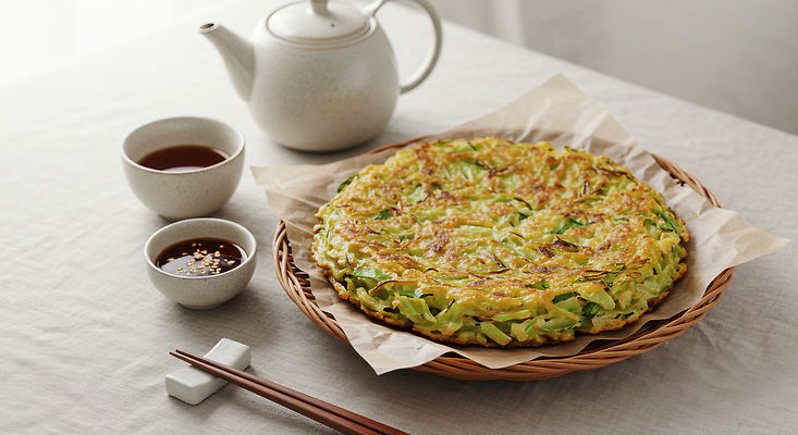 JPG 편집이미지 전통 음식 재료 탁자 요리 식사 신선 차 저녁 찻주전자 전 간장 부침개 편집실사 AI포토 AI콘텐츠 음료 한식 가구 주전자 양념 야간 CG 파일형식