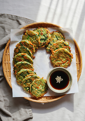 JPG 편집이미지 한식 재료 디저트 요리 바구니 식사 전통음식 전 간장 건강식 부추전 맛있는 편집실사 AI포토 AI콘텐츠 전통 음식 양념 CG 부침개 파일형식