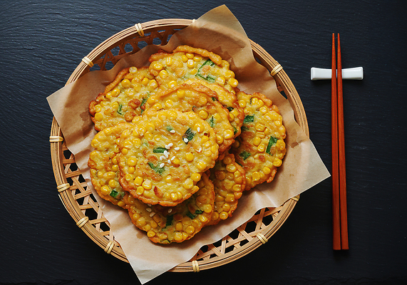 JPG 편집이미지 전통 한식 젓가락 디저트 요리 바구니 상차림 전 안주 부추 건강식 간편조리식품 편집실사 AI포토 AI콘텐츠 음식 채소 수저 CG 파일형식