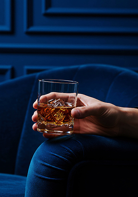 JPG 편집이미지 손 디자인 음료 조명 잔 파란색 인테리어 소파 얼음 촬영 고급 우아함 편안함 부드러움 의료성형뷰티 편집실사 AI인물포토 AI콘텐츠 자연요소 식기 컬러 컨셉 의자 신체부위 감각 CG 파일형식 AI포토