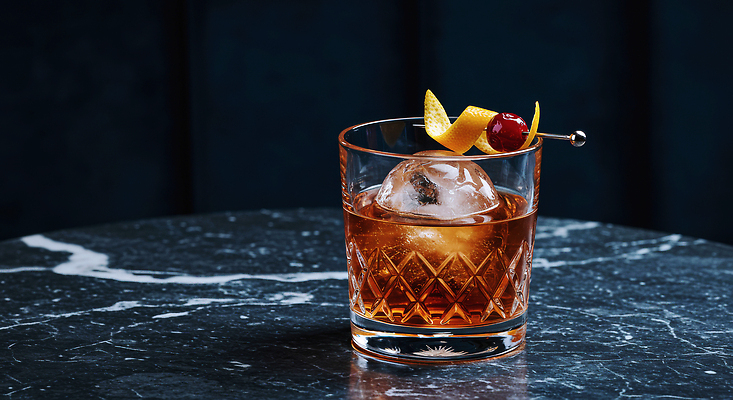 JPG 편집이미지 음료 과일 잔 얼음 칵테일 바 체리 분위기 고급 저녁 음주 모던 편집실사 AI포토 AI콘텐츠 자연요소 식기 컨셉 주류 야간 CG 파일형식