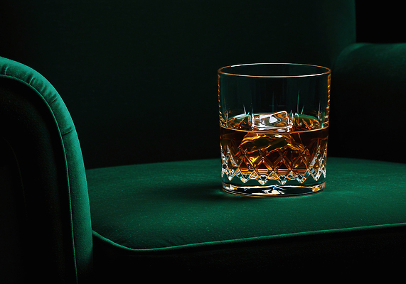 JPG 편집이미지 디자인 음료 야경 휴식 조명 잔 초록색 인테리어 소파 촬영 게임 고급 크리스탈 위스키 편집실사 AI포토 AI콘텐츠 식기 컬러 컨셉 의자 놀이 주류 야간 광석 CG 파일형식 풍경_경치