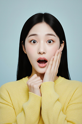 JPG 편집이미지 손 여자 감정 얼굴 표정 파란색 뷰티 노란색 놀람 스웨터 감성 순간 의료성형뷰티 편집실사 AI인물포토 AI콘텐츠 컬러 컨셉 상의 사람 신체부위 CG 파일형식 AI포토