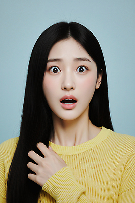 JPG 모델 편집이미지 긴머리 여자 패션 감정 백그라운드 표정 파란색 뷰티 노란색 머리카락 촬영 놀람 스웨터 의료성형뷰티 편집실사 AI인물포토 AI콘텐츠 헤어스타일 컬러 상의 사람 머리 CG 파일형식 AI포토