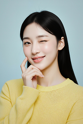 JPG 모델 편집이미지 여자 패션 표정 윙크 웃음 여름 노란색 매력적 표현 자신감 스웨터 파란배경 의료성형뷰티 키치 편집실사 AI인물포토 AI콘텐츠 계절 감정 컬러 백그라운드 컨셉 상의 사람 파란색 CG 파일형식 AI포토