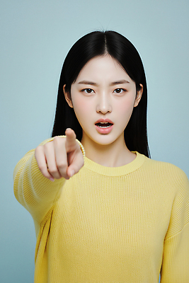 JPG 편집이미지 여자 감정 얼굴 백그라운드 모션 표정 파란색 노란색 가리킴 자신감 스웨터 의사소통 의료성형뷰티 편집실사 AI인물포토 AI콘텐츠 컬러 상의 사람 손짓 신체부위 CG 파일형식 AI포토