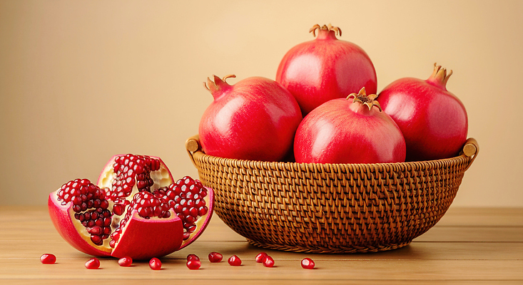 JPG 편집이미지 여유 컬러 과일 자연 건강 장식 바구니 주방 식사 수확 석류 비타민 나무탁자 식욕 편집실사 AI포토 AI콘텐츠 감정 농업 탁자 CG 생태계 영양소 파일형식