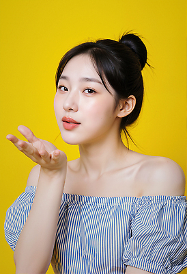 JPG 편집이미지 여자 감정 포즈 표정 미소 사람 여름 화장 귀여움 매력적 피부 소통 노란배경 의료성형뷰티 스타일 편집실사 AI인물포토 AI콘텐츠 계절 백그라운드 컨셉 신체부위 뷰티 노란색 CG 파일형식 AI포토