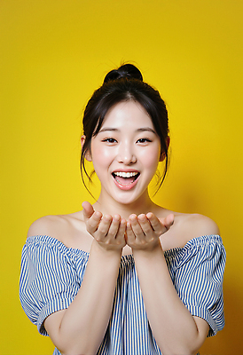 JPG 편집이미지 헤어스타일 손 옷 여자 행복 얼굴 포즈 표정 미소 웃음 여름 사진촬영 매력적 노란배경 의료성형뷰티 편집실사 AI인물포토 AI콘텐츠 계절 감정 백그라운드 컨셉 사람 신체부위 노란색 촬영 CG 파일형식 AI포토