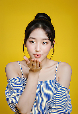 JPG 편집이미지 헤어스타일 여자 패션 감정 포즈 백그라운드 키스 표정 미소 노란색 줄무늬 매력적 뷰티풀 의료성형뷰티 스타일 편집실사 AI인물포토 AI콘텐츠 컬러 컨셉 무늬 사람 CG 애정표현 파일형식 AI포토