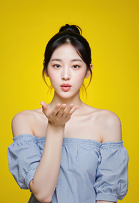 JPG 편집이미지 여자 포즈 백그라운드 스튜디오 키스 파란색 화장 노란색 촬영 줄무늬 매력적 표현 뷰티풀 의료성형뷰티 편집실사 오프숄더 AI인물포토 AI콘텐츠 컬러 컨셉 상의 무늬 사람 뷰티 CG 애정표현 파일형식 AI포토