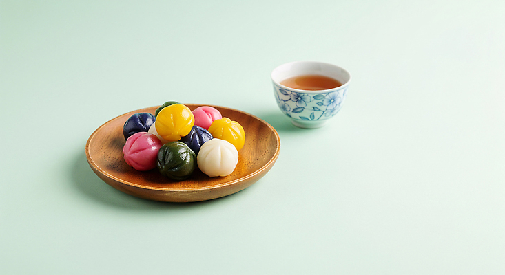 JPG 편집이미지 전통 한식 음식 컬러 재료 디저트 한국 요리 차 맛 송편 다과 나무접시 편집실사 AI포토 AI콘텐츠 접시 아시아 음료 컨셉 떡 CG 파일형식