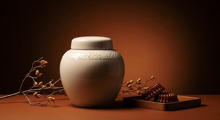 JPG 편집이미지 촛불 자연 조명 따뜻함 인테리어 초콜릿 항아리 도자기 감각 고급 편안함 오브젝트 온기 차분 편집실사 AI포토 AI콘텐츠 디자인 컨셉 초 디저트 CG 생태계 파일형식