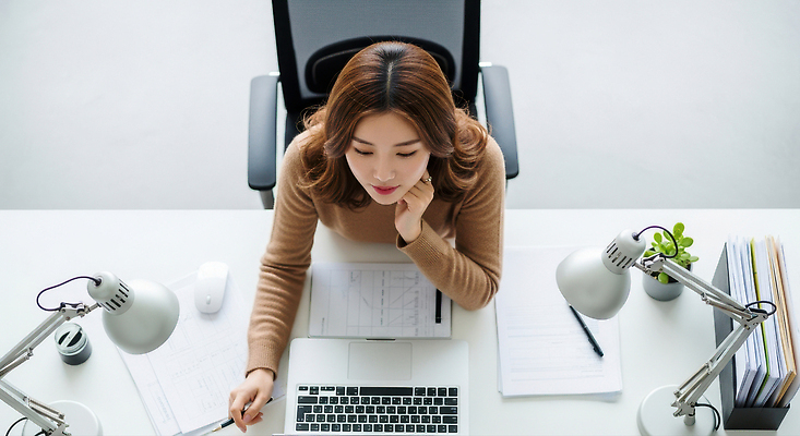 JPG 편집이미지 여자 커피 생각 직장 노트북 사무실 환경 램프 업무 작업 집중 책상 문서 정리 의료성형뷰티 편집실사 AI인물포토 AI콘텐츠 음료 가구 컨셉 회사 비즈니스 조명 사람 전자제품 CG 파일형식 AI포토