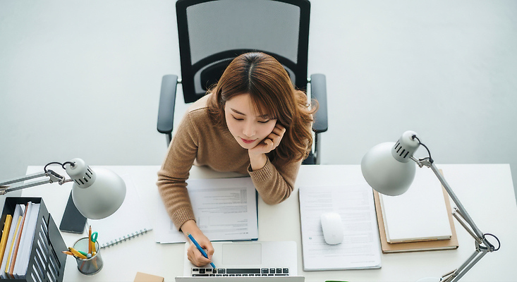 JPG 편집이미지 여자 모션 조명 앉기 컴퓨터 사무실 환경 메모지 업무 작업 사무 집중 책상 정리 의료성형뷰티 편집실사 AI인물포토 AI콘텐츠 가구 컨셉 비즈니스 사람 전자제품 사무용품 CG 파일형식 AI포토