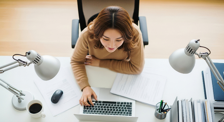 JPG 편집이미지 여자 커피 조명 일상 노트북 사무실 디지털 사무용품 업무 작업 분위기 집중 책상 문서 프리랜서 의료성형뷰티 편집실사 AI인물포토 AI콘텐츠 직업 음료 가구 컨셉 비즈니스 문구용품 사람 라이프 전자제품 CG 파일형식 AI포토