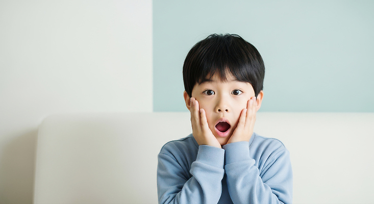 JPG 편집이미지 행복 감정 어린이 가족 실내 표정 소년 귀여움 놀람 호기심 놀라운 반응 순간 의료성형뷰티 편집실사 AI인물포토 AI콘텐츠 남자 컨셉 관계 사람 내부 CG 파일형식 AI포토