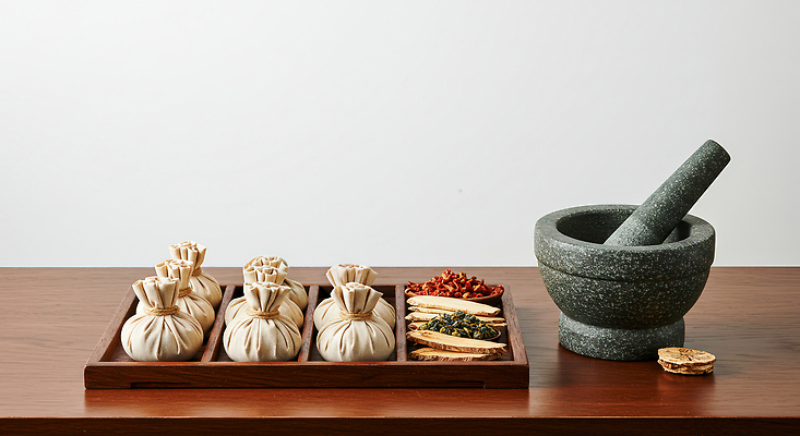 JPG 편집이미지 전통 재료 건강 요리 한의학 한약재 차 약초 명상 정리 천연 나무쟁반 돌절구 쌍화차 편집실사 AI포토 AI콘텐츠 음료 의학 쟁반 목재 차_음료 약재 풀_식물 CG 절구 파일형식