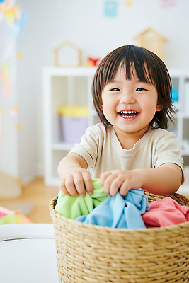 JPG 편집이미지 옷 행복 어린이 컬러 가정 가족 모션 놀이 웃음 바구니 방 빨래 정리 의료성형뷰티 편집실사 AI인물포토 AI콘텐츠 감정 가사 관계 표정 사람 CG 파일형식 AI포토