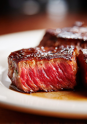 JPG 편집이미지 접시 육류 스테이크 요리 레스토랑 식사 소스 구이 레시피 고기구이 맛있는 편집실사 AI포토 AI콘텐츠 식기 음식 식재료 서양음식 식당 양념 CG 파일형식